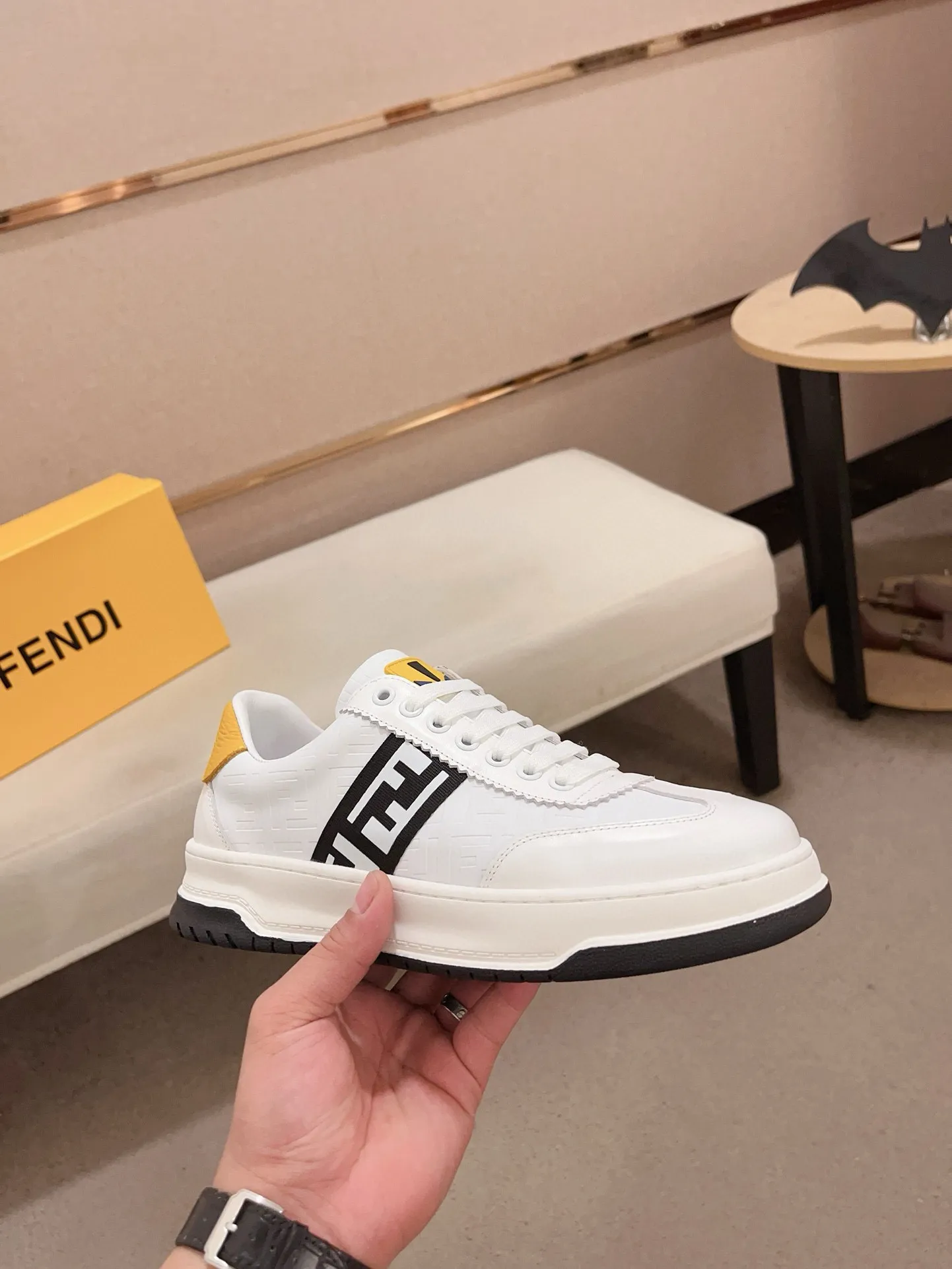 Men's shoes💰: 400💰[Fendi] Fendi's latest casual shoes for men! Available at counters simultaneously! A one-to-one replica of the original. All imported official website one-to-one cowhide fabric. The interior is made of top-grade sheepskin, and the original factory-supplied rubber outsole is used. Leading new fashion concepts. Matching code: 38-44. (can be customized for 45 non-refundable)